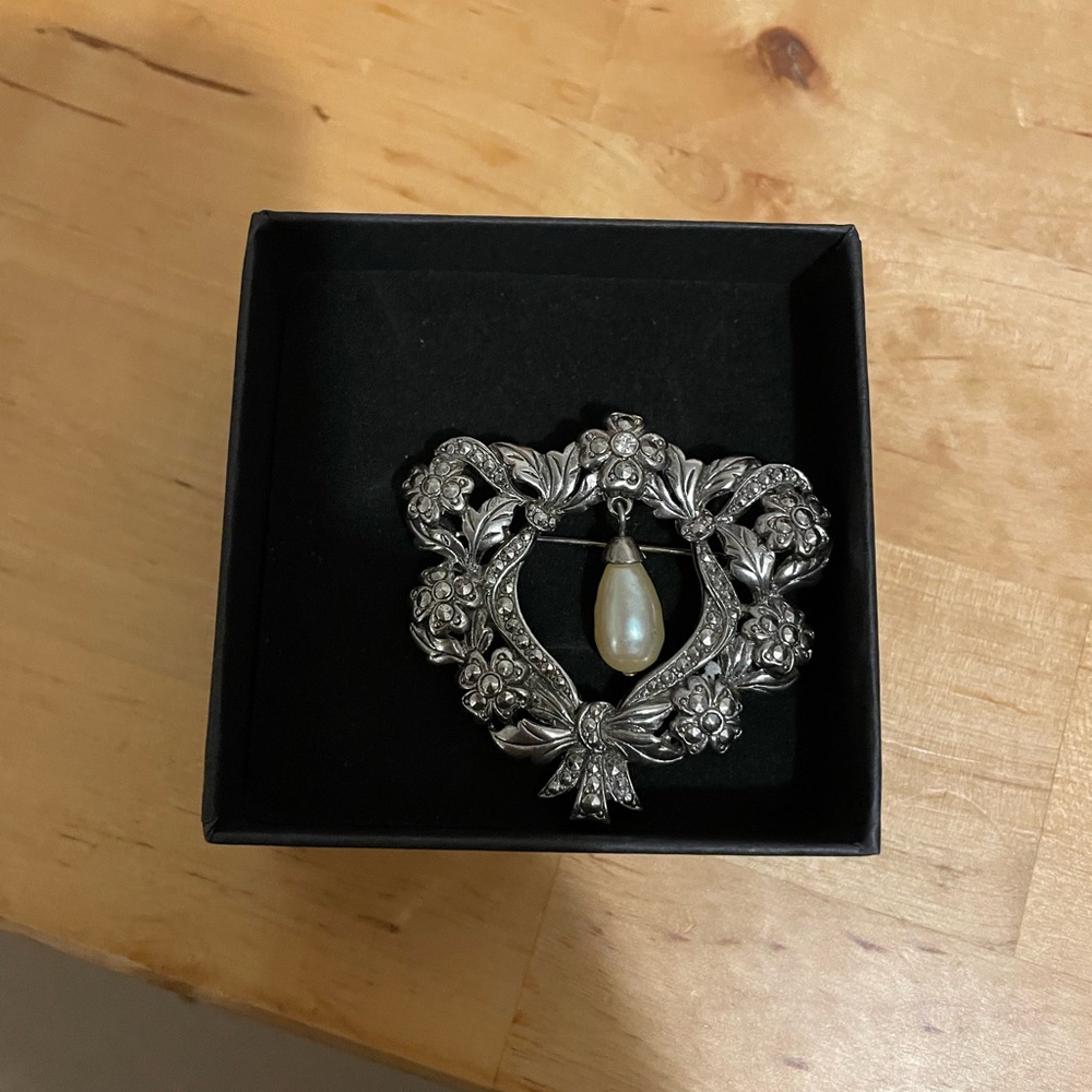 Elegant Silver Brooch with Pearl Accent